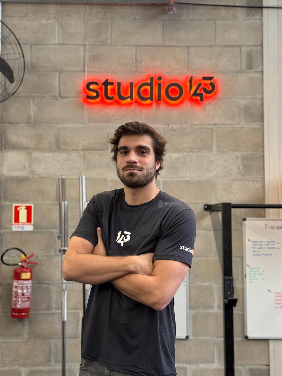 Retrato de Felipe Teixeira, fisioterapeuta, no Studio 143 em Porto Alegre